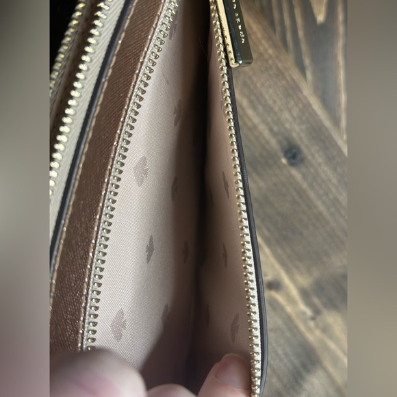 Kate Spade Gold Metallic wristlet
Pre-loved -good condition - Picture 4 of 5